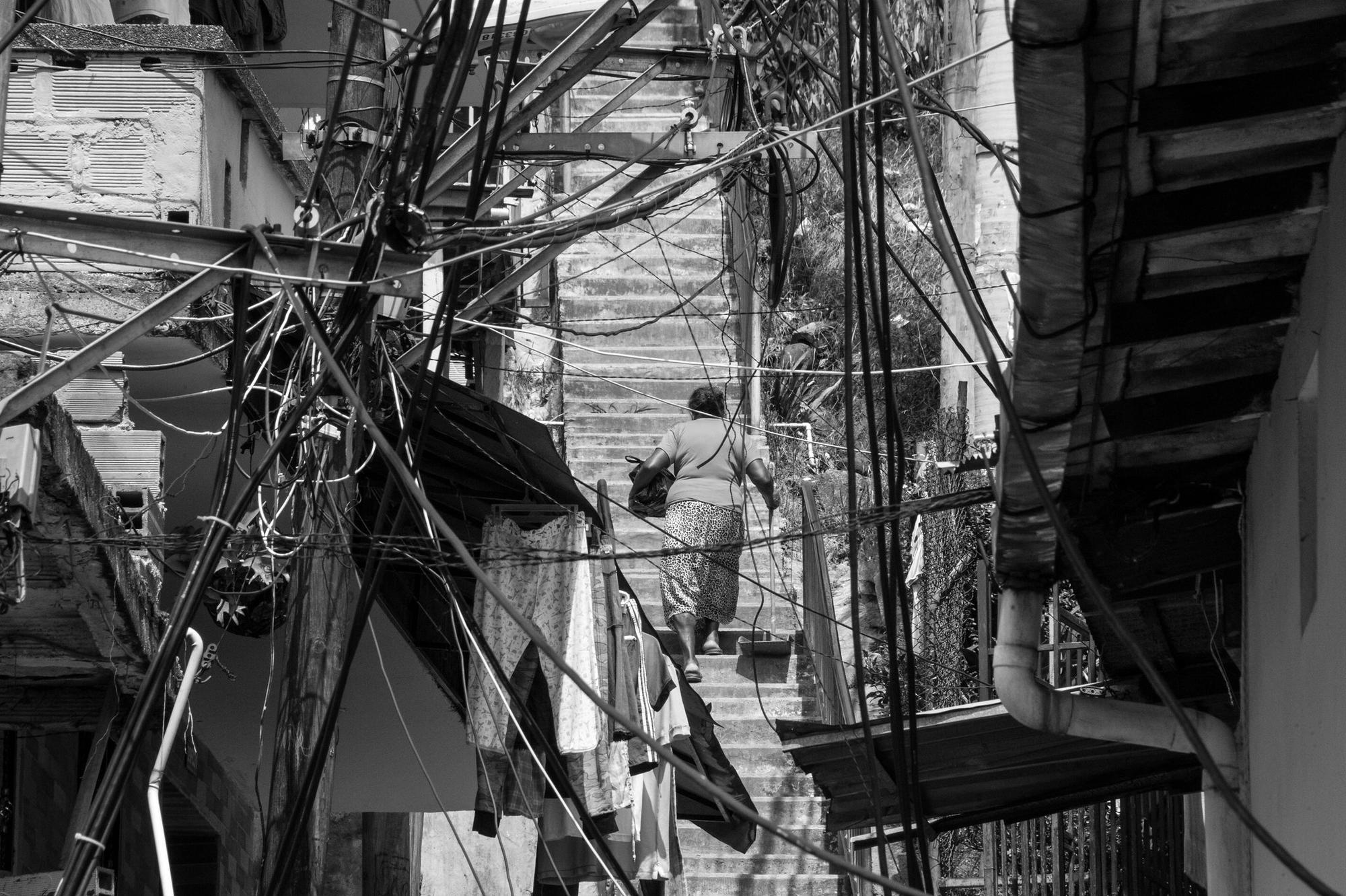 Oscar Paciencia.. Medellín. Comuna 13, barrio El Salado. Una mujer regresa a su hogar.